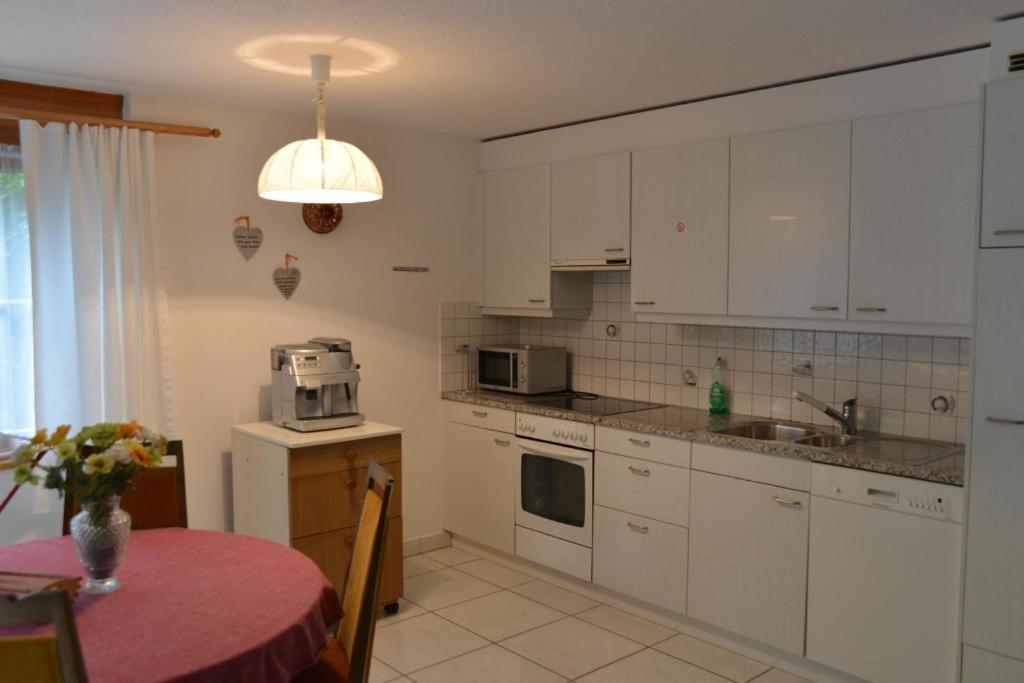 Bed And Breakfast - Die Aelplersuit Fuer Backpackers Im Berghuesli Linthal Exteriör bild